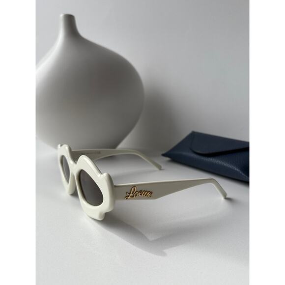 NEW Loewe LW40109U Paula's Ibiza Sunglasses in White - Picture 4 of 8